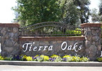 tierra oaks golf club & estates entry sign