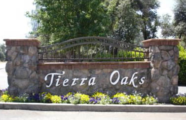 tierra oaks golf club & estates entry sign